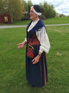 Karin Eriksdotter iklädd Frösödräkten.