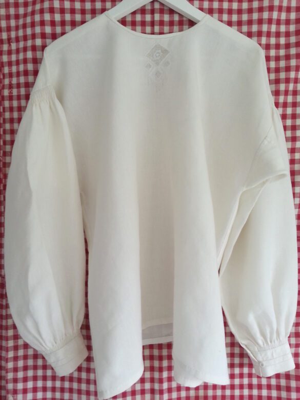 Foto av överdel/blus till Åre sockendräkt i vitt linnetyg.